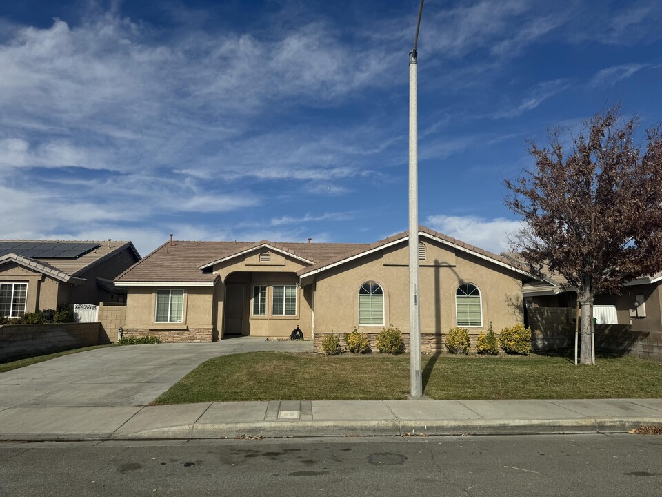 5751 Marseilles Dr in Palmdale, CA - Building Photo