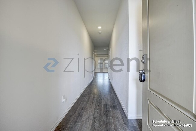 3918 Dickinson Ave in Aubrey, TX - Foto de edificio - Building Photo