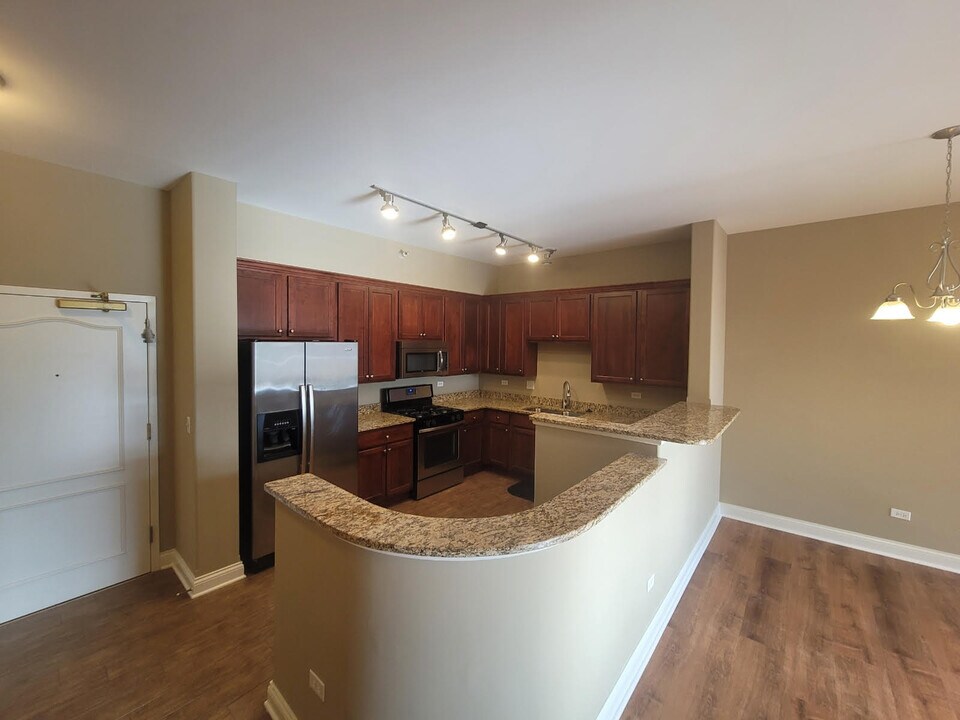 1 Itasca Pl, Unit TWO BEDS in Itasca, IL - Building Photo