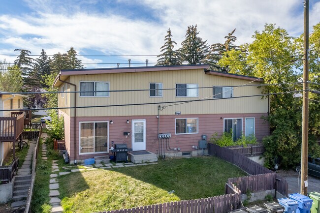 208 Sabrina Way SW in Calgary, AB - Building Photo - Building Photo