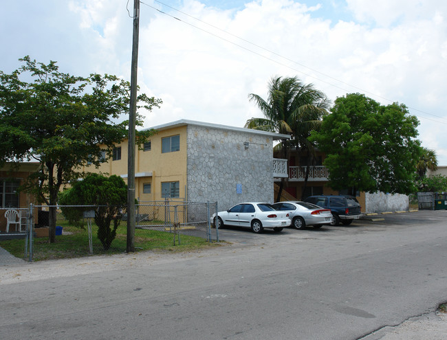 2210 NW 7th Ct in Fort Lauderdale, FL - Foto de edificio - Building Photo