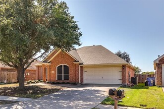 2509 Hillary Trail in Mansfield, TX - Foto de edificio - Building Photo