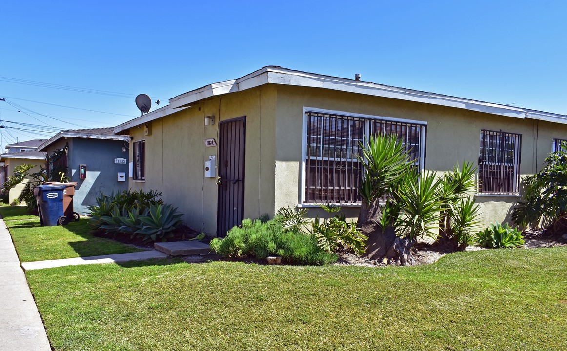 11730 Berendo Ave in Los Angeles, CA - Building Photo