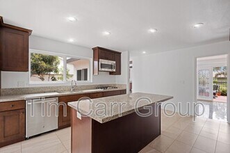 1300 Antigua Way in Newport Beach, CA - Foto de edificio - Building Photo
