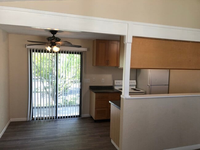 2524 Winchester Dr, Unit #4 in Lodi, CA - Foto de edificio - Building Photo