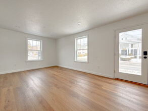 541 Main St, Unit 3 in Sturbridge, MA - Foto de edificio - Building Photo