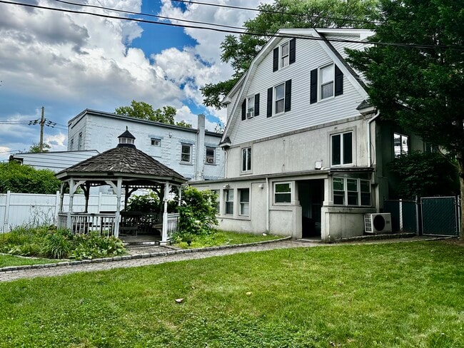 1585 Bergen Blvd in Leonia, NJ - Building Photo - Building Photo