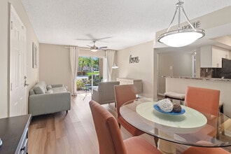 Palmetto Place in Miami, FL - Foto de edificio - Building Photo