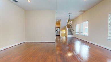 8749 Bryam St in Houston, TX - Foto de edificio - Building Photo