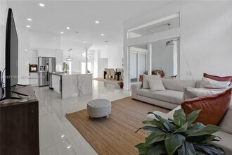 710 Lake Blvd in Weston, FL - Building Photo - Building Photo