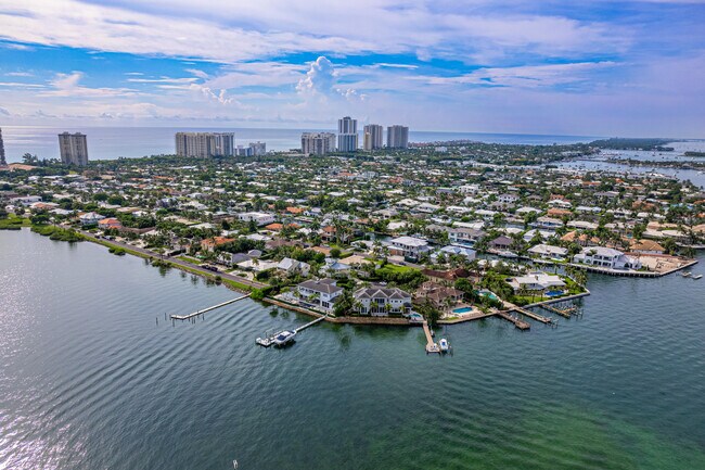 1050 Gulfstream Way in West Palm Beach, FL - Building Photo - Building Photo