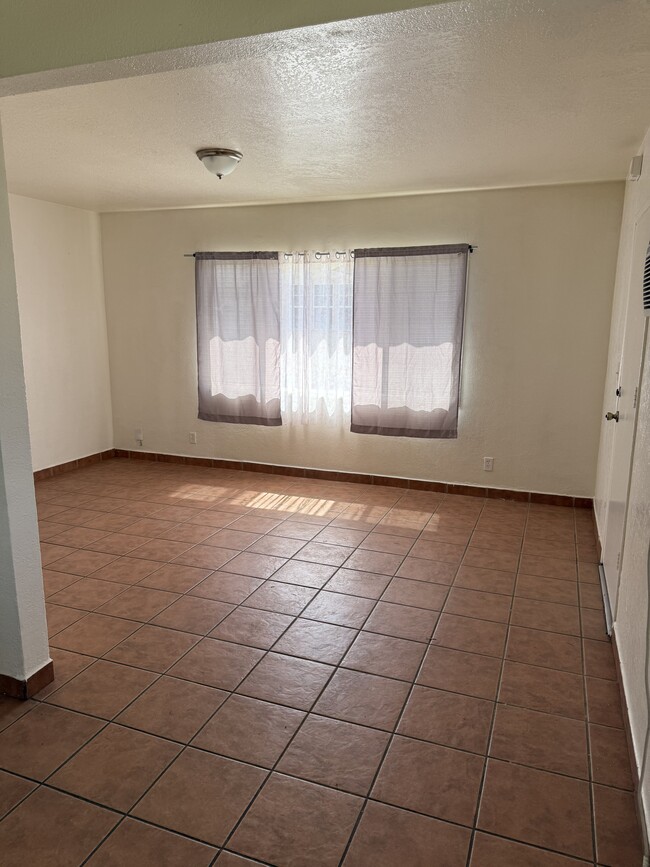 4044 Mennes Ave in Riverside, CA - Foto de edificio - Building Photo