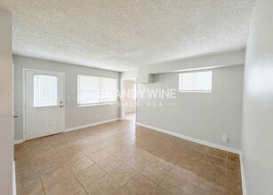 1936 Constant Dr in Jacksonville, FL - Foto de edificio - Building Photo