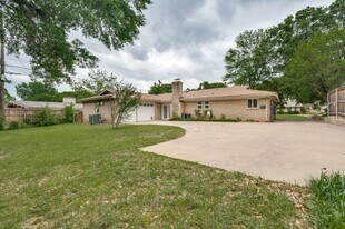 1717 Hillcrest Dr in Irving, TX - Building Photo