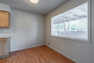 Willow Lake Apartments in Keizer, OR - Building Photo