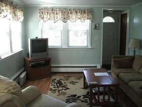 10 John St in Narragansett, RI - Building Photo - Building Photo