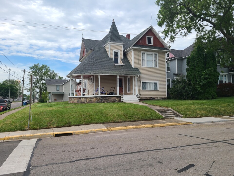 102 Jackson St in Jackson Center, OH - Building Photo