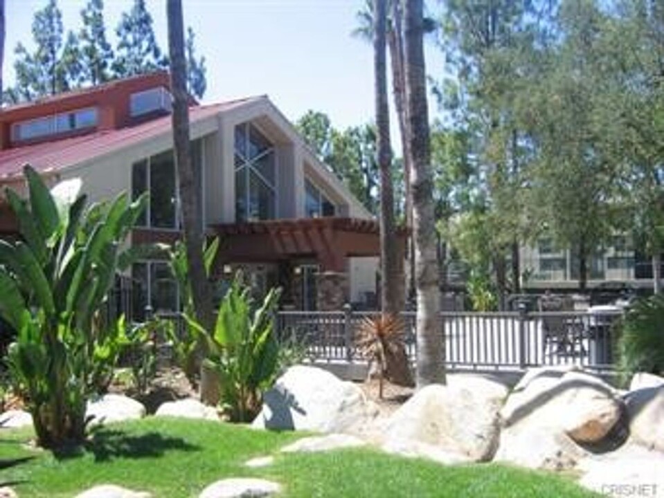 5515 Canoga Ave in Los Angeles, CA - Building Photo