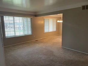 29252 Hoover Rd in Warren, MI - Building Photo - Building Photo