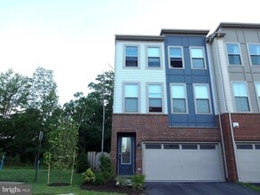 42462 Dogwood Glen Square in Sterling, VA - Building Photo - Building Photo