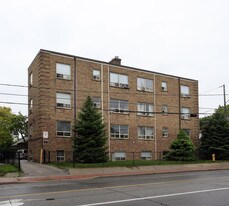 2908 St Clair Ave E in Toronto, ON - Building Photo