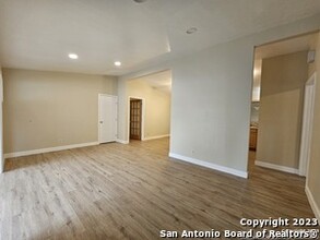 2810 Knight Robin Dr in San Antonio, TX - Building Photo - Building Photo