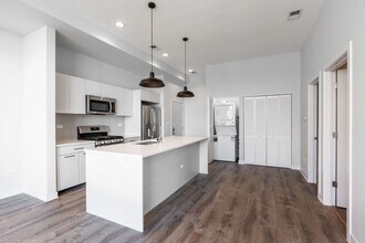 2250 W Lawrence Ave, Unit 402 in Chicago, IL - Building Photo - Building Photo