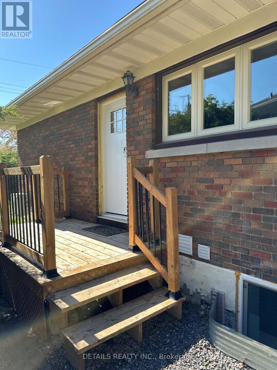1587-1587 Devon St in Ottawa, ON - Building Photo