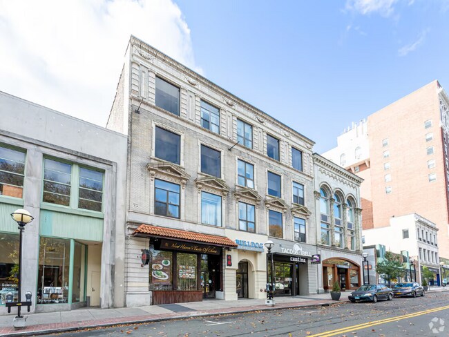 954-960 Chapel St in New Haven, CT - Building Photo - Building Photo