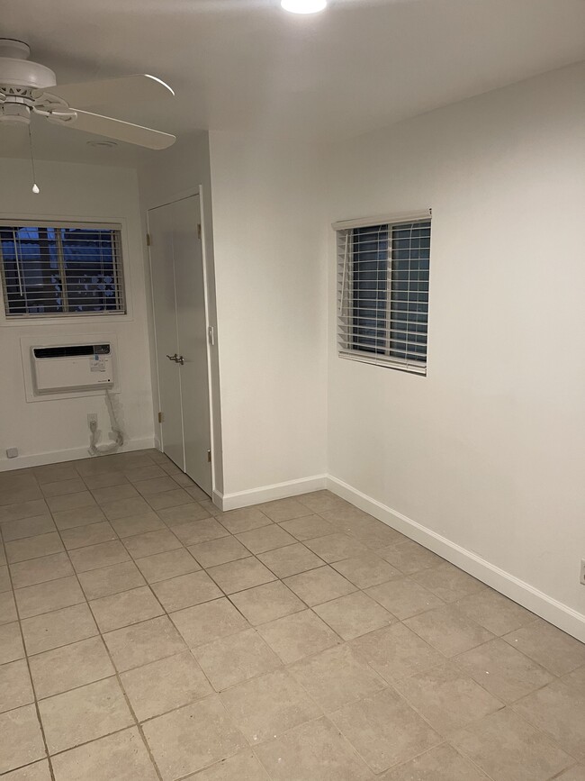7330 Yarmouth Ave, Unit Studio in Reseda, CA - Foto de edificio - Building Photo