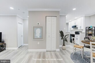 273 S Pickett St, Unit 101 in Alexandria, VA - Foto de edificio - Building Photo