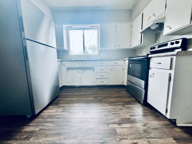 215 Miriam Dr, Unit B in Waterloo, IA - Building Photo - Building Photo