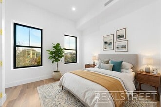 Stunning Penthouse 3 bed 3 Bath with Private Roof & WD in unit and more! in Brooklyn, NY - Foto de edificio - Building Photo