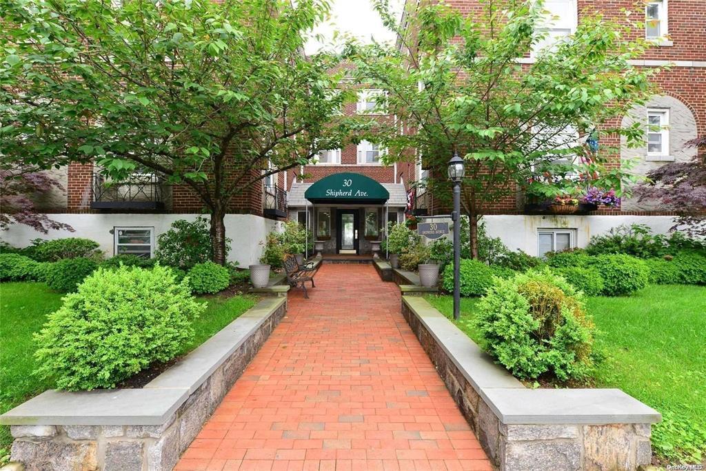 30 Shipherd Ave in Lynbrook, NY - Building Photo