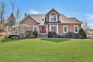 8 Caruso Pl in Armonk, NY - Building Photo