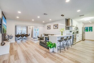 830 SW 14th Ct in Fort Lauderdale, FL - Building Photo - Building Photo