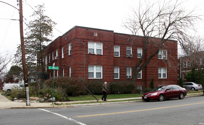 Luray Apartments in Alexandria, VA - Building Photo - Building Photo