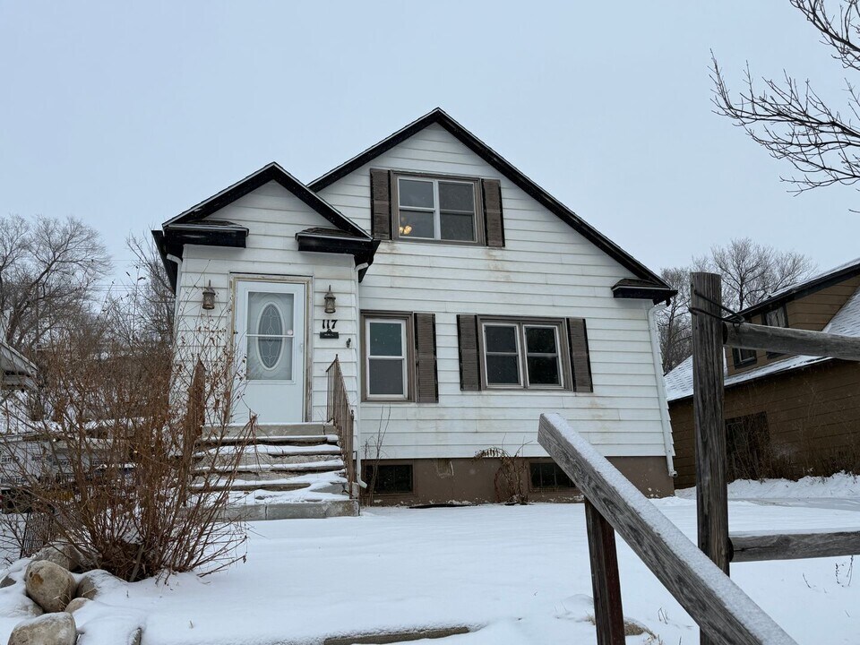 117 11th Ave NE in Minot, ND - Building Photo