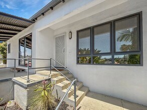 5852 Adelaide Ave in San Diego, CA - Foto de edificio - Building Photo