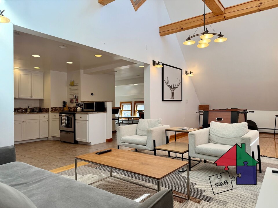 112 Main St in Stowe, VT - Building Photo