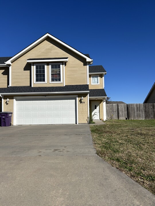 509 Brookmont Dr in Manhattan, KS - Building Photo