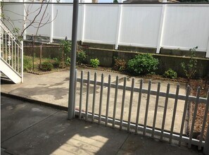 200-12 32nd Ave in New York, NY - Building Photo - Building Photo