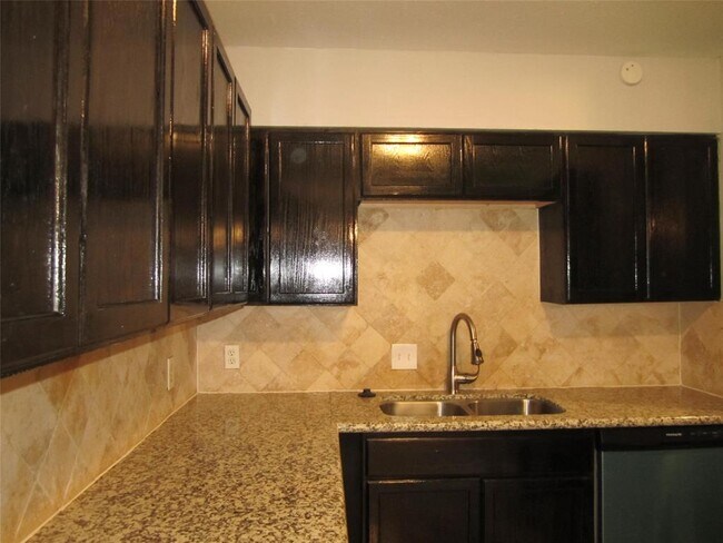 5203 Dewberry St photo'