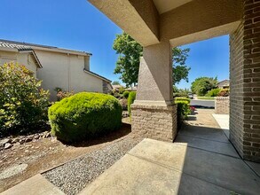 1571 Latherton Way in Folsom, CA - Building Photo - Building Photo