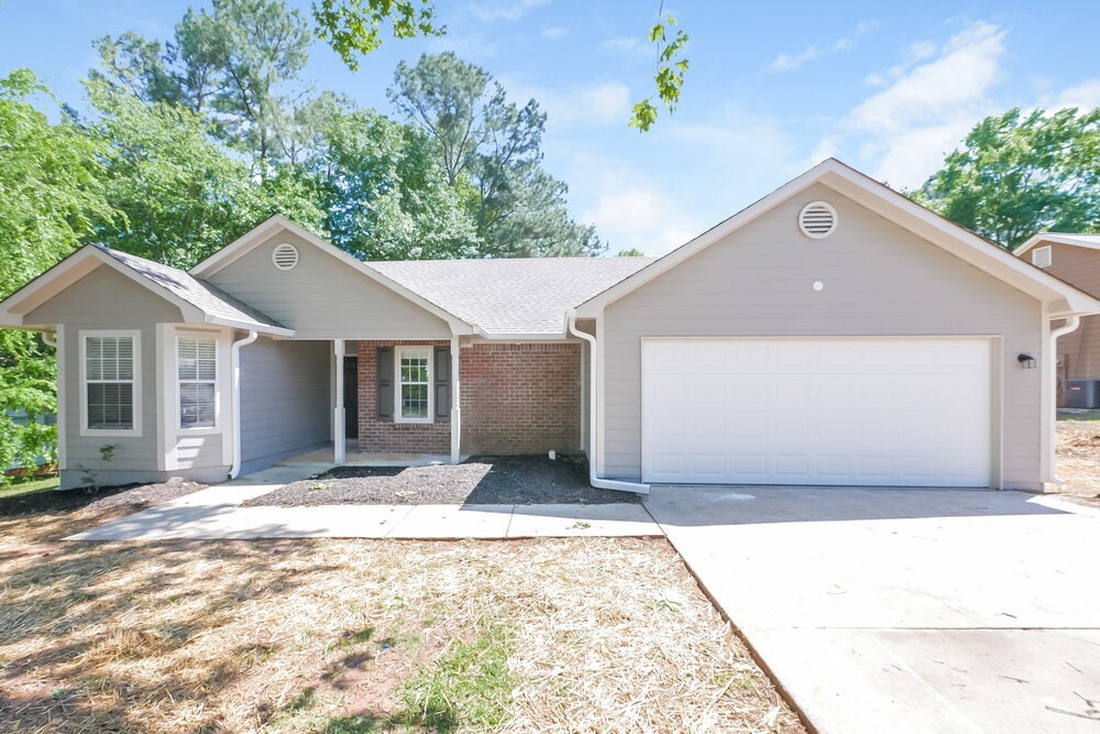 1575 Elizabeth Ln in Hampton, GA - Building Photo