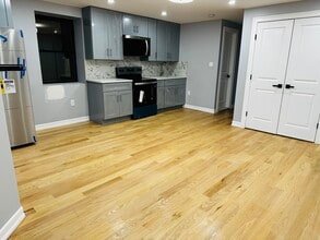 80 Sunnyside Ave, Unit Ground floor in Brooklyn, NY - Building Photo - Building Photo