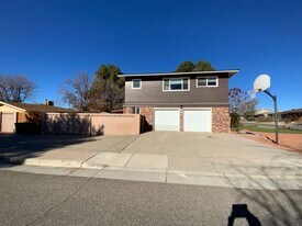 3201 Lykes Dr NE in Albuquerque, NM - Building Photo