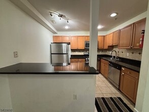 116 Chariot Ct in Piscataway, NJ - Foto de edificio - Building Photo