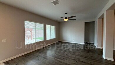 8548 W Midway Ave in Glendale, AZ - Building Photo - Building Photo