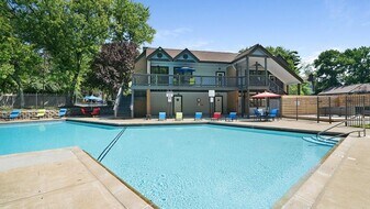 Arlington Apartments in Creve Coeur, MO - Building Photo